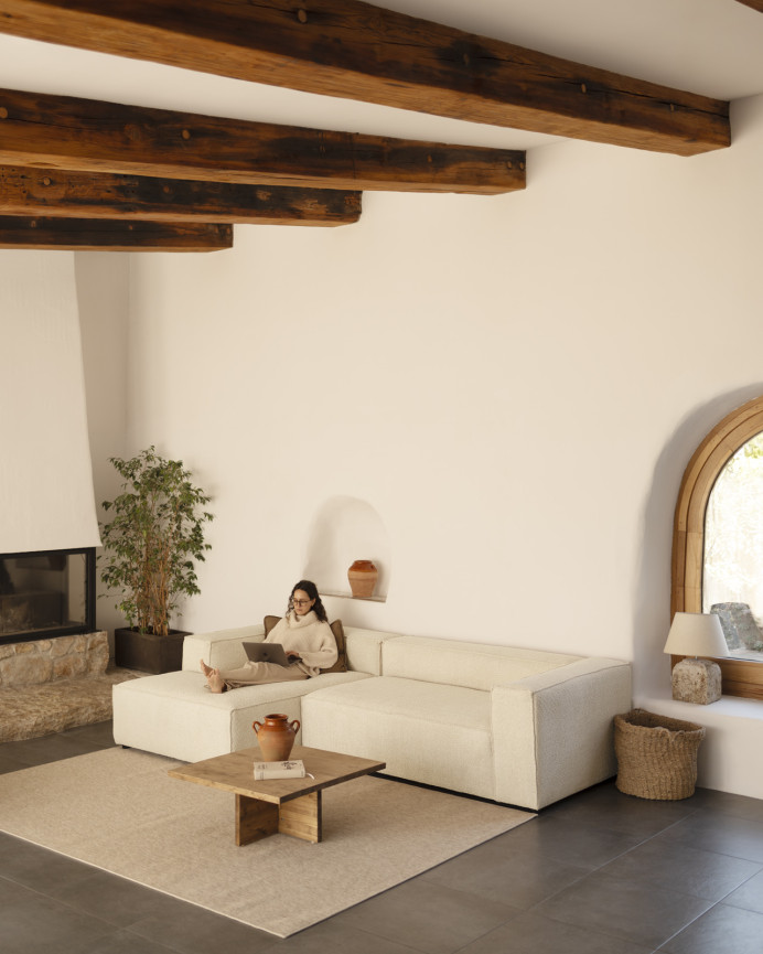 Bouclé-Sofa mit Chaiselongue in gebrochenem Weiß in verschiedenen Größen.