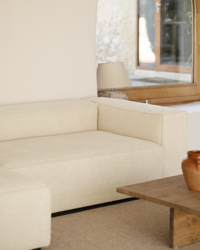 Bouclé-Sofa mit Chaiselongue in gebrochenem Weiß in verschiedenen Größen.
