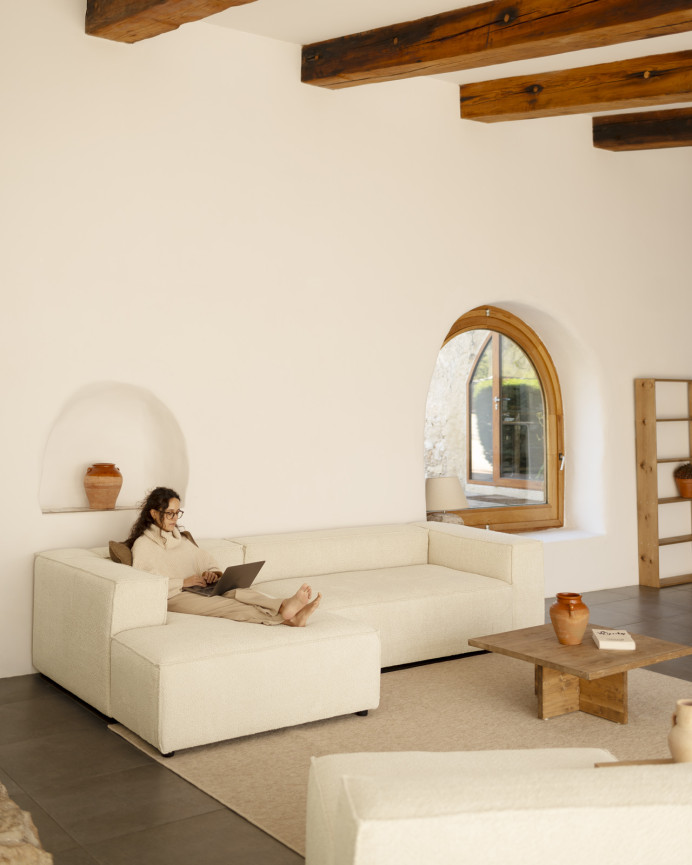 Bouclé-Sofa mit Chaiselongue in gebrochenem Weiß in verschiedenen Größen.
