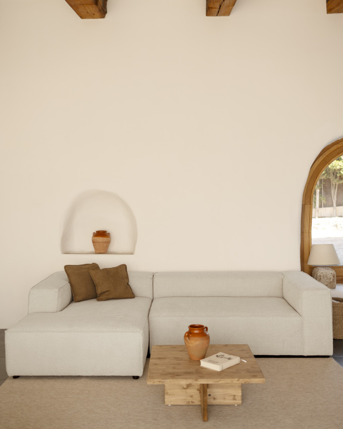 Bouclé-Sofa mit Chaiselongue in Hellgrau in verschiedenen Größen.