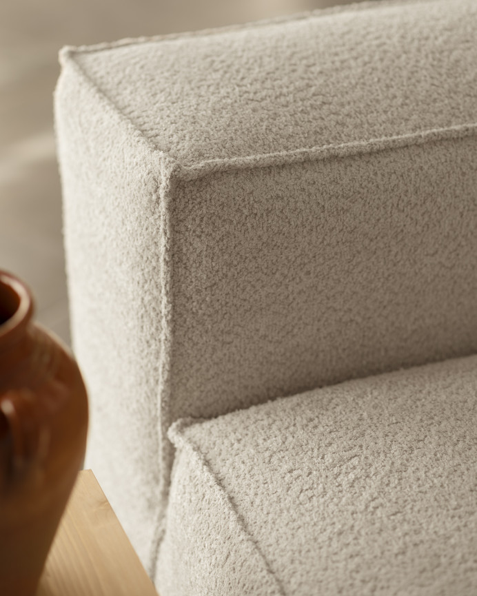Bouclé-Sofa mit Chaiselongue in Hellgrau in verschiedenen Größen.