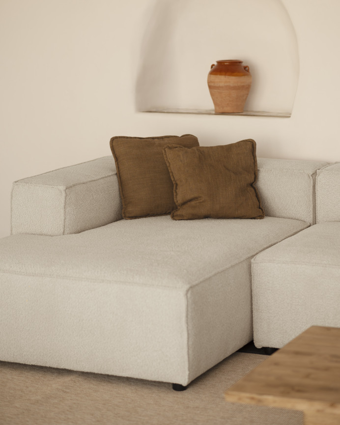 Bouclé-Sofa mit Chaiselongue in Hellgrau in verschiedenen Größen.