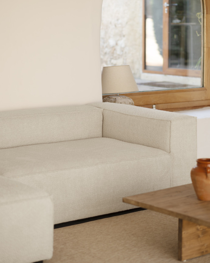 Bouclé-Sofa mit Chaiselongue in Hellgrau in verschiedenen Größen.
