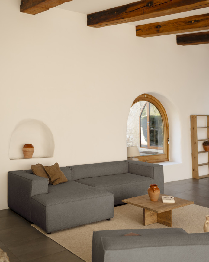 Bouclé-Sofa mit dunkelgrauer Chaiselongue in verschiedenen Größen.