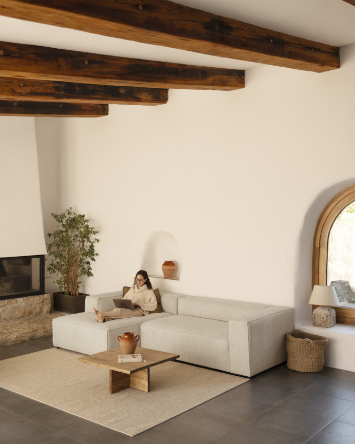 Bouclé-Sofa mit Chaiselongue in Hellgrau in verschiedenen Größen.
