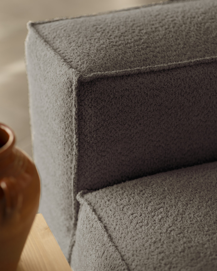 Bouclé-Sofa mit dunkelgrauer Chaiselongue in verschiedenen Größen.