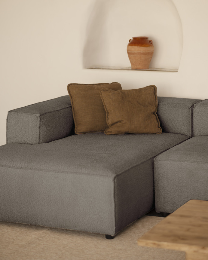 Bouclé-Sofa mit dunkelgrauer Chaiselongue in verschiedenen Größen.