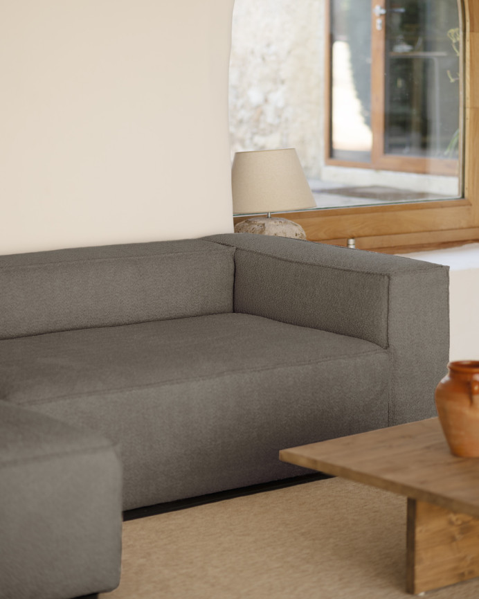 Bouclé-Sofa mit dunkelgrauer Chaiselongue in verschiedenen Größen.
