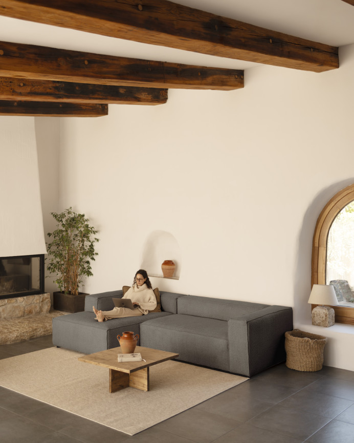 Bouclé-Sofa mit dunkelgrauer Chaiselongue in verschiedenen Größen.