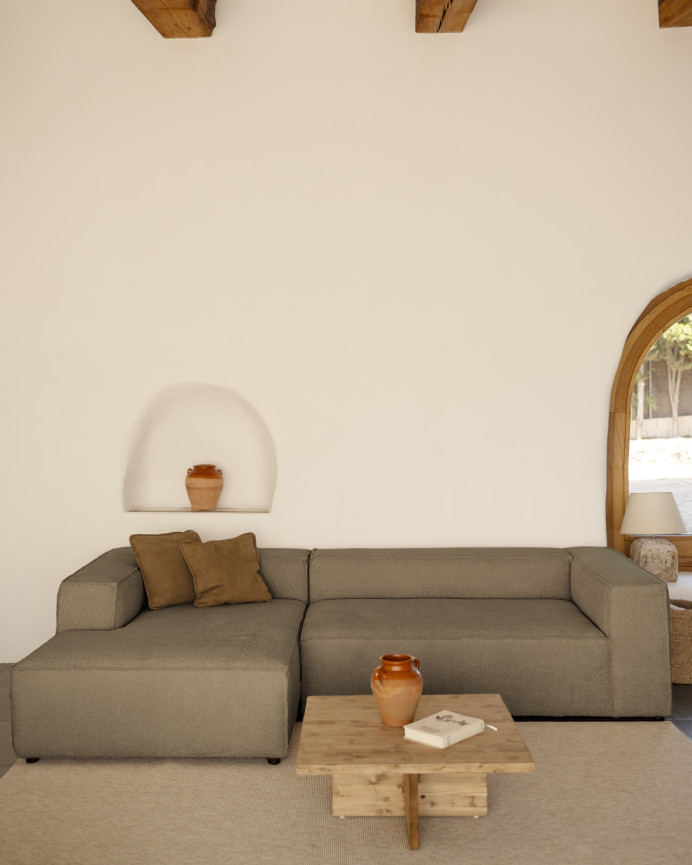 Bouclé-Sofa mit brauner Chaiselongue in verschiedenen Größen.