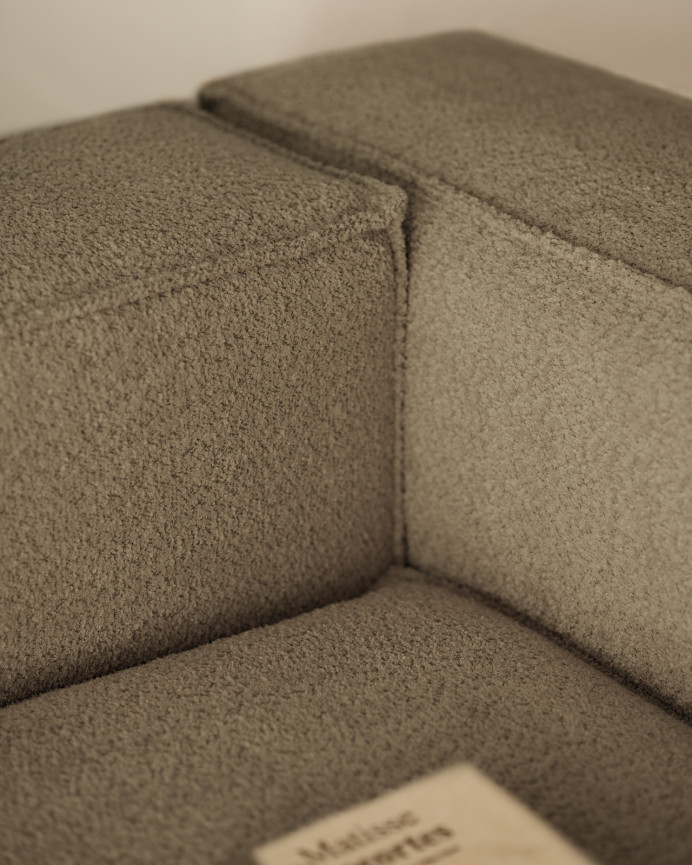 Bouclé-Sofa mit brauner Chaiselongue in verschiedenen Größen.