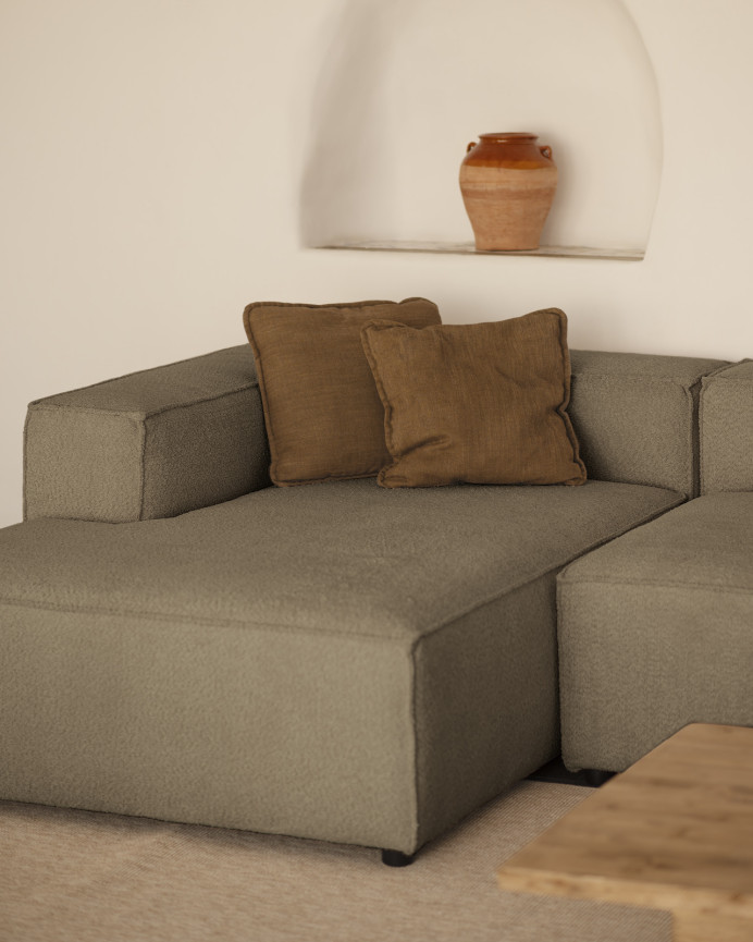 Bouclé-Sofa mit brauner Chaiselongue in verschiedenen Größen.
