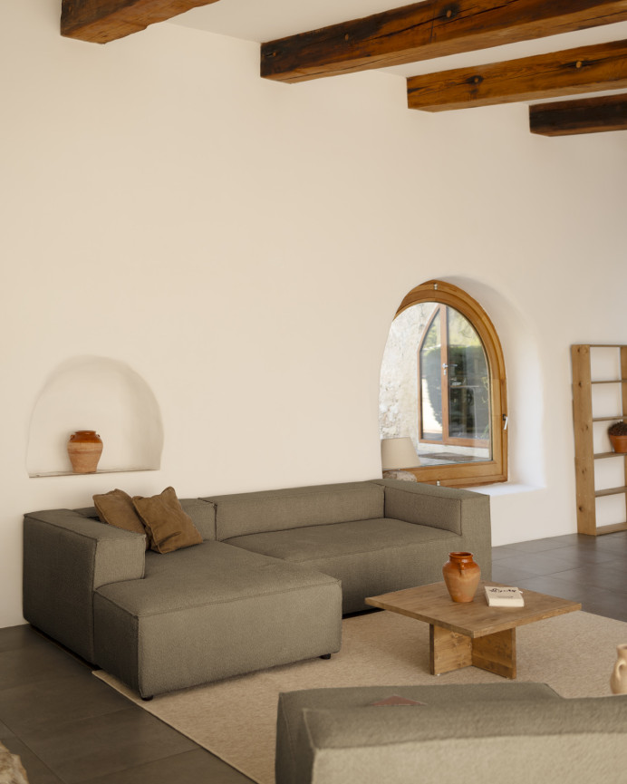 Bouclé-Sofa mit brauner Chaiselongue in verschiedenen Größen.