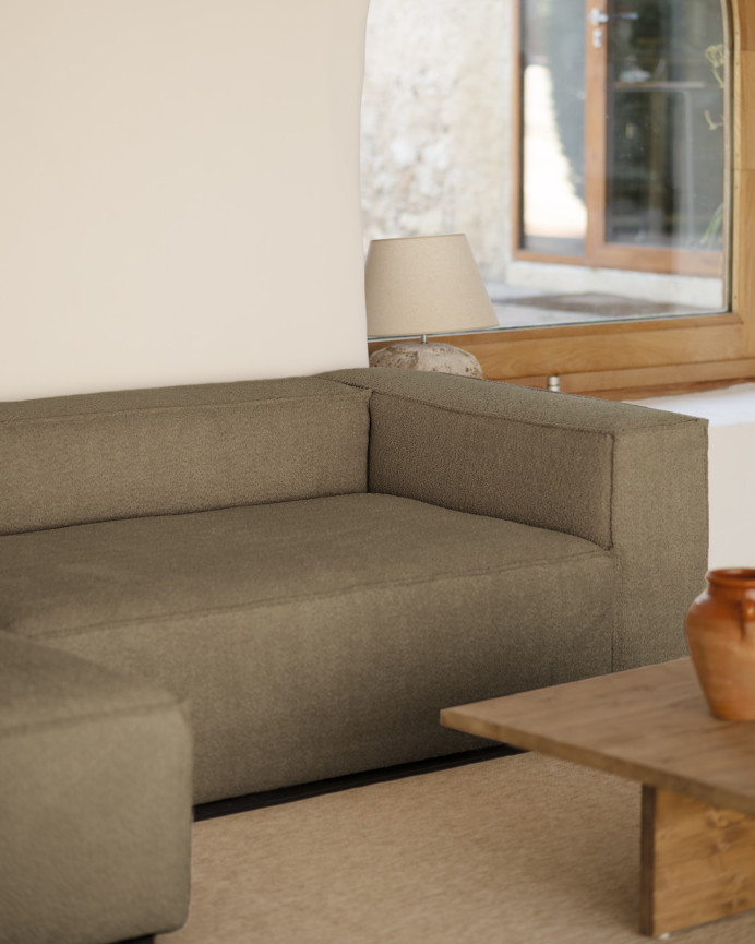 Bouclé-Sofa mit brauner Chaiselongue in verschiedenen Größen.