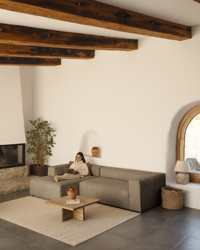 Bouclé-Sofa mit brauner Chaiselongue in verschiedenen Größen.