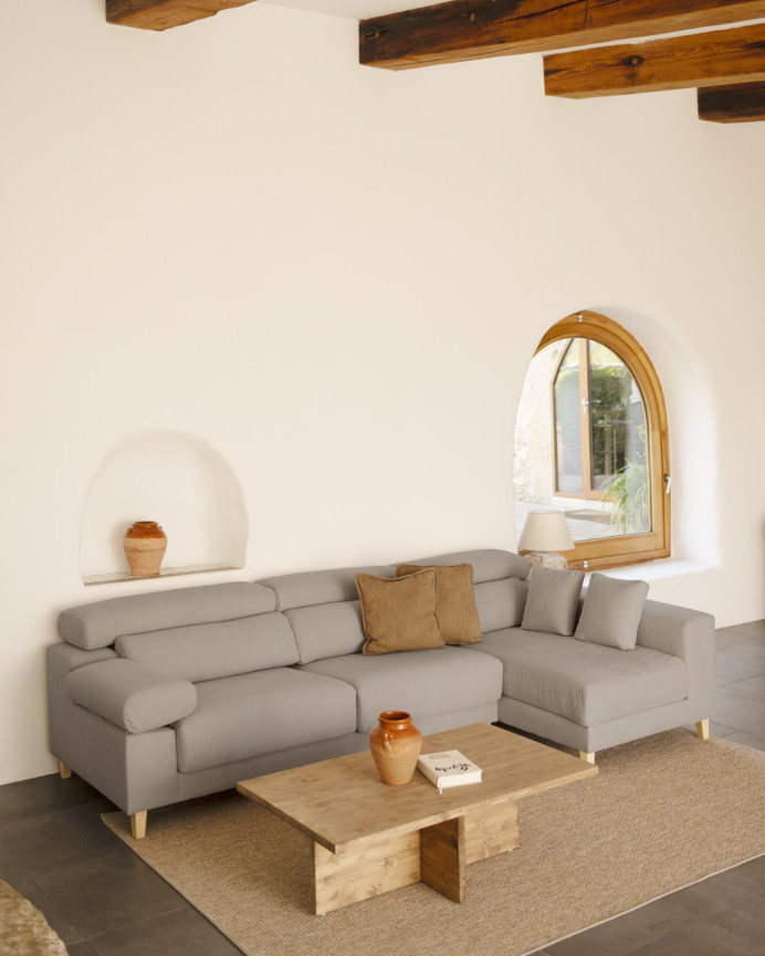 Sofa mit Chaiselongue in Hellgrau in verschiedenen Größen.