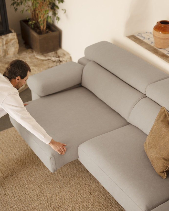 Sofa mit Chaiselongue in Hellgrau in verschiedenen Größen.
