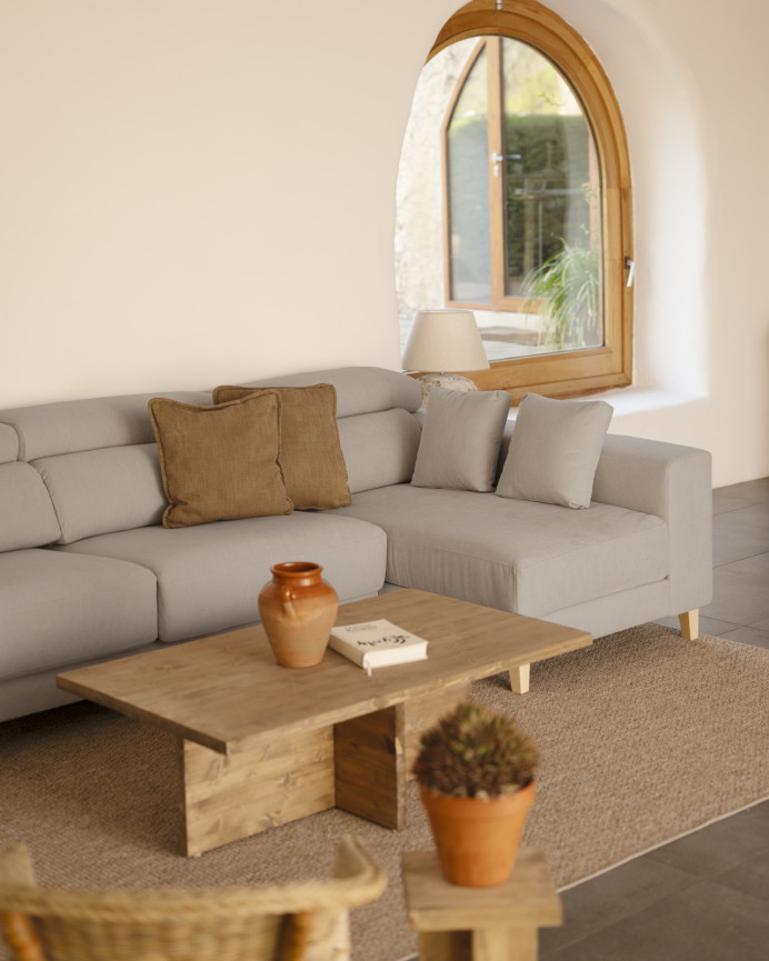 Sofa mit Chaiselongue in Hellgrau in verschiedenen Größen.