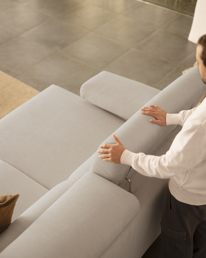 Sofa mit Chaiselongue in Hellgrau in verschiedenen Größen.