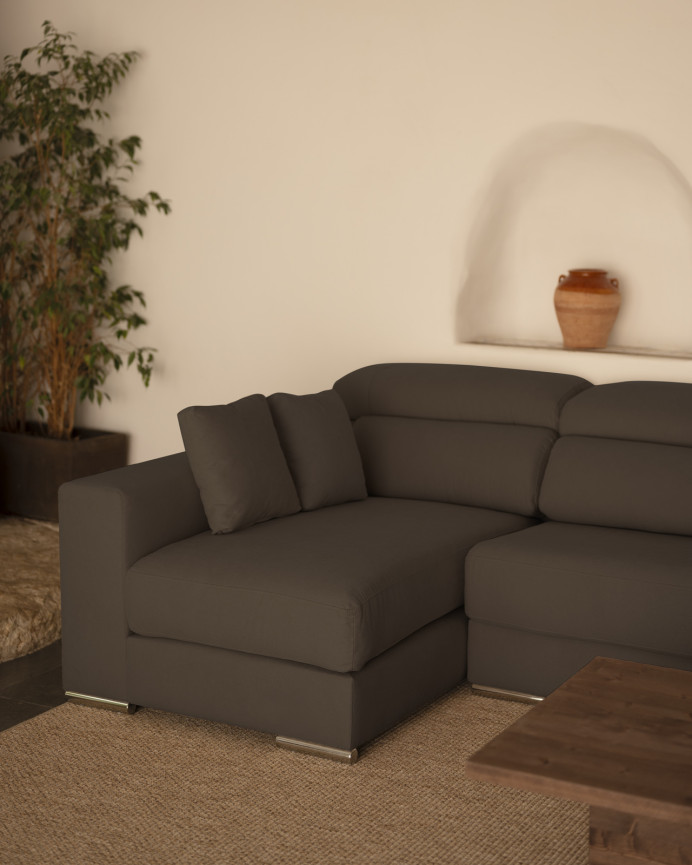 Sofa mit dunkelgrauem Chaiselongue in verschiedenen Größen.