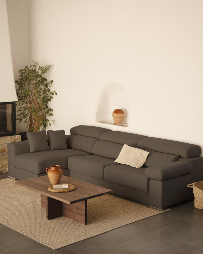 Sofa mit dunkelgrauem Chaiselongue in verschiedenen Größen.