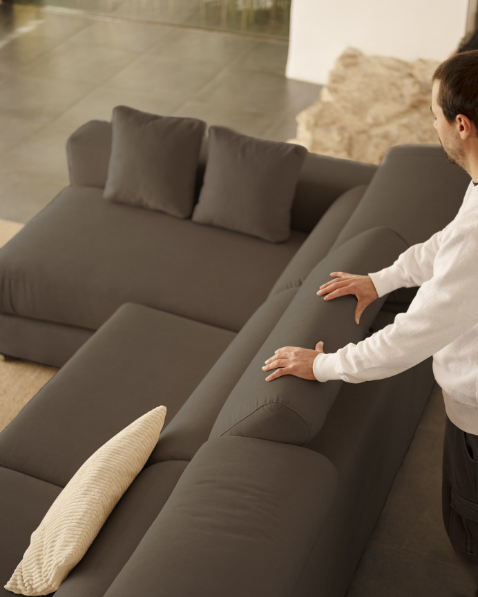 Sofa mit dunkelgrauem Chaiselongue in verschiedenen Größen.