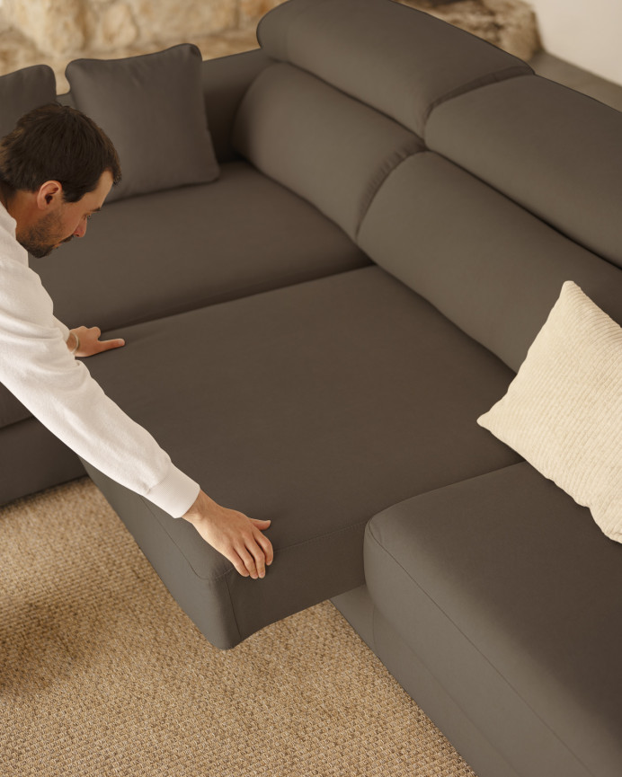 Sofa mit dunkelgrauem Chaiselongue in verschiedenen Größen.
