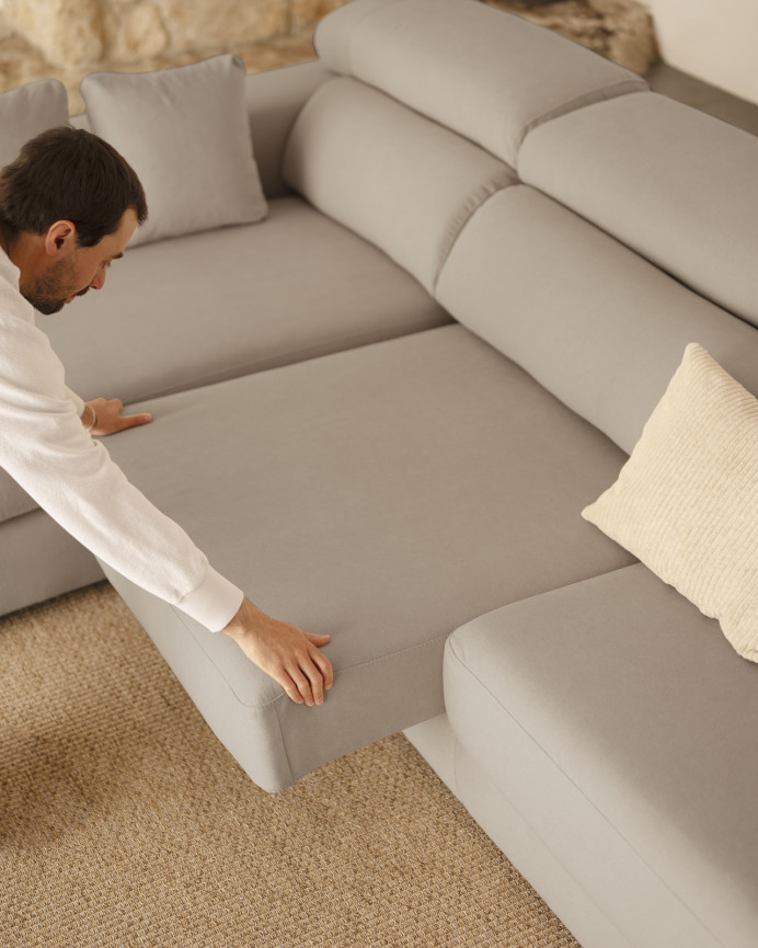 Sofa mit Chaiselongue in hellem Grau in verschiedenen Größen
