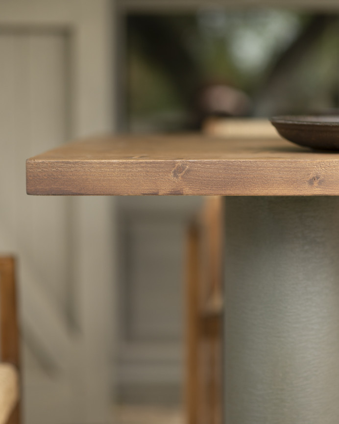 Mesa de comedor de madera maciza en tono roble oscuro y patas de microcemento en tono verde de varias medidas