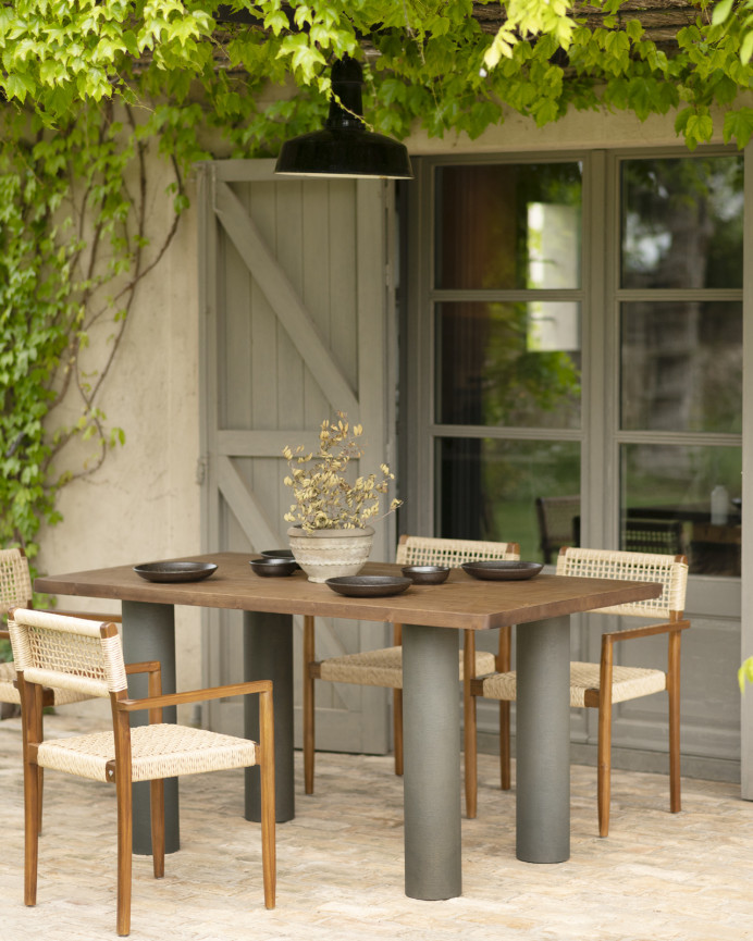 Mesa de comedor de madera maciza en tono roble oscuro y patas de microcemento en tono verde de varias medidas