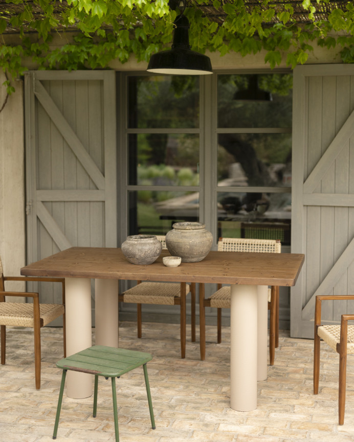 Mesa de comedor de madera maciza en tono roble oscuro y patas de microcemento en tono tierra de varias medidas