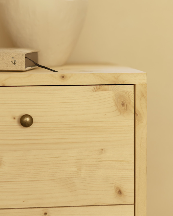 Nachttisch aus massivem Holz mit zwei Schubladen in natürlicher Farbe von 51x38cm.