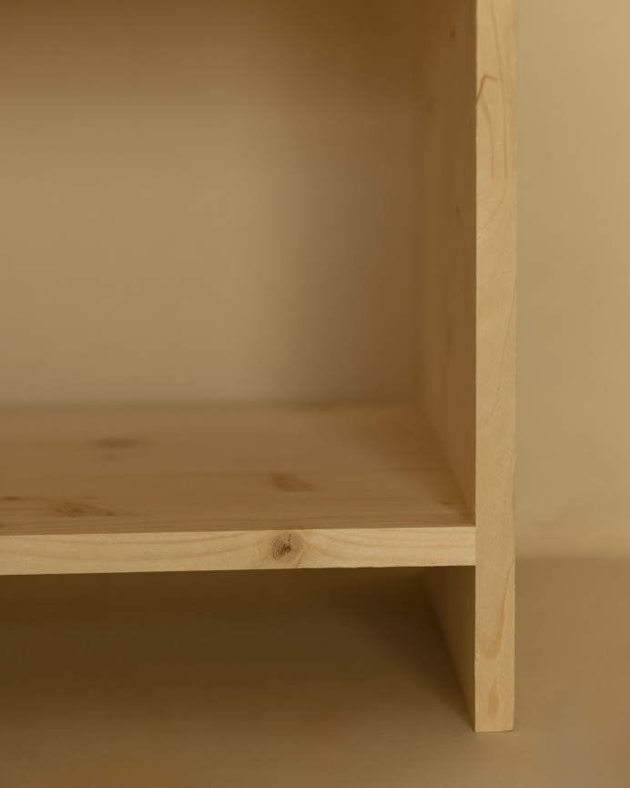 Massivholz-Nachttisch mit einer Schublade in Naturtönen in verschiedenen Größen.