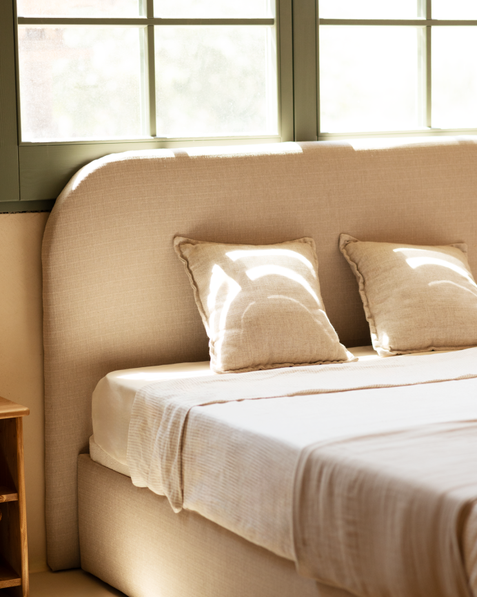 Beige gepolstertes Sofa für Matratzen in verschiedenen Größen.