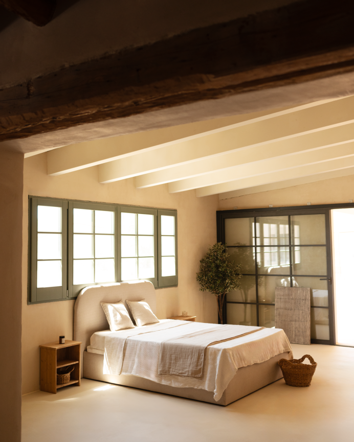 Beige gepolstertes Sofa für Matratzen in verschiedenen Größen.