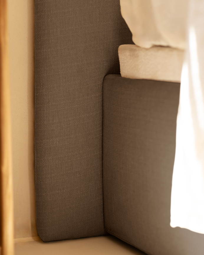 Dunkelgrau gepolstertes Sofa für Matratze in verschiedenen Größen.