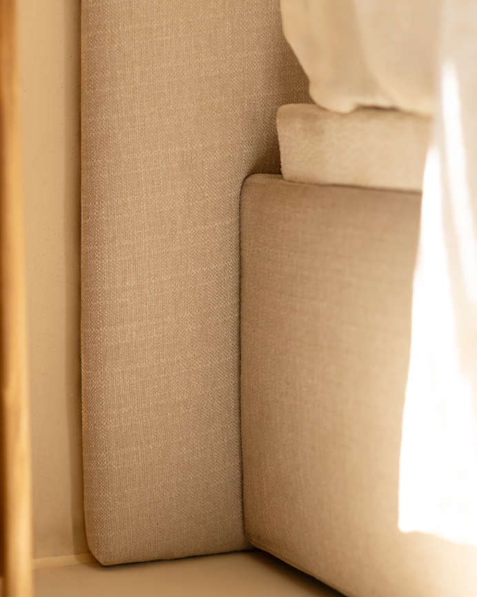 Beige gepolstertes Sofa für Matratzen in verschiedenen Größen.