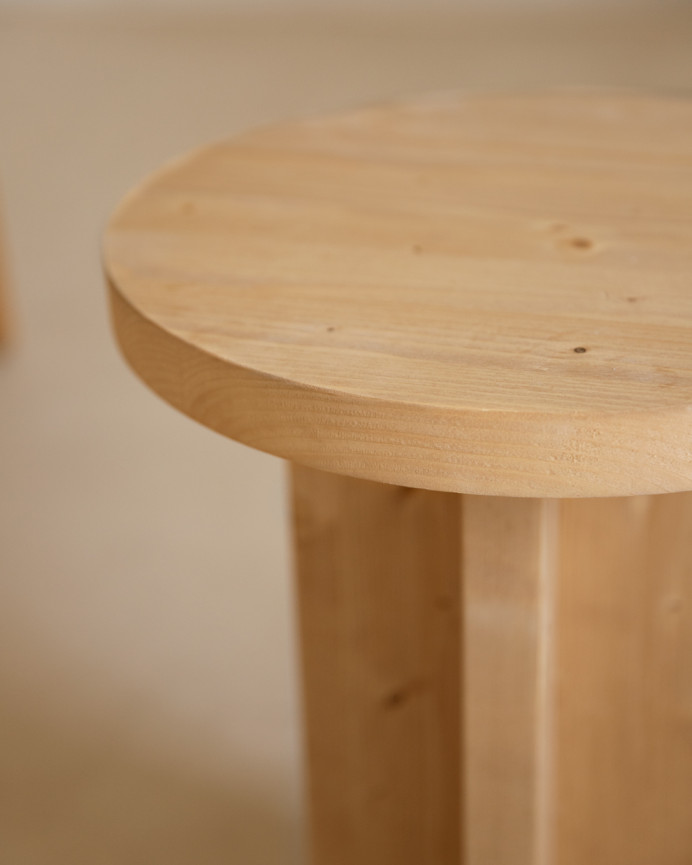 Massiver Holzhocker in mittelrober Eiche 45x35cm