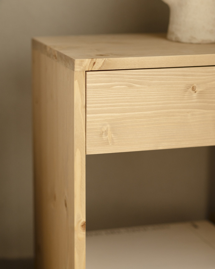 Set mit 2 massiven Holztischen mit einer Schublade in mittlerem Eichenholzton in verschiedenen Größen.