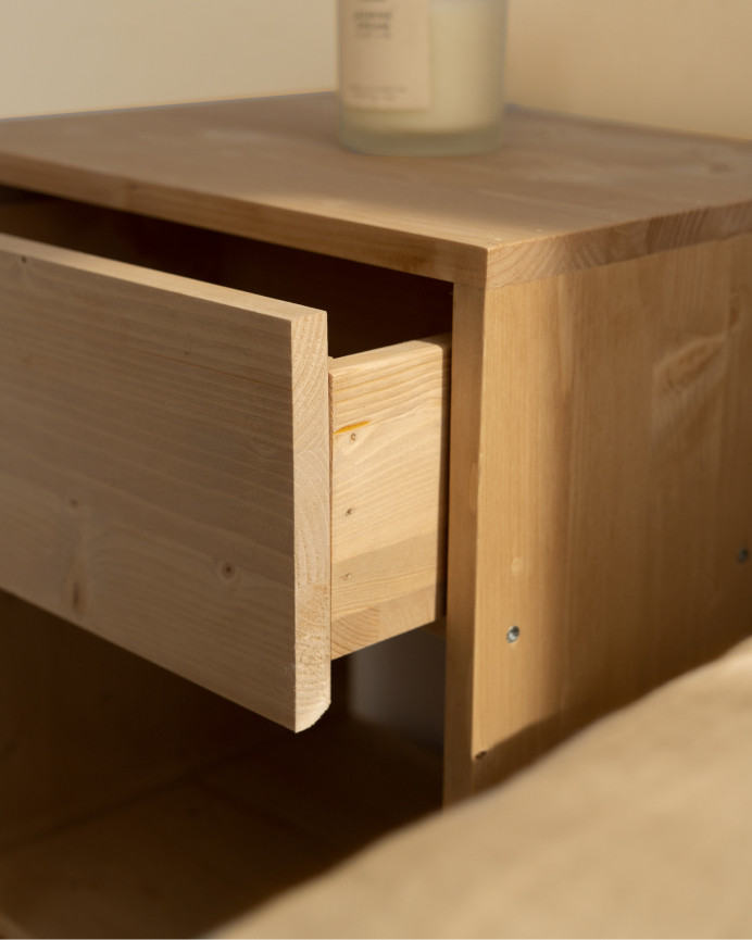 Nachttisch aus massivem Holz mit einer Schublade in mittlerem Eichenton in verschiedenen Größen.