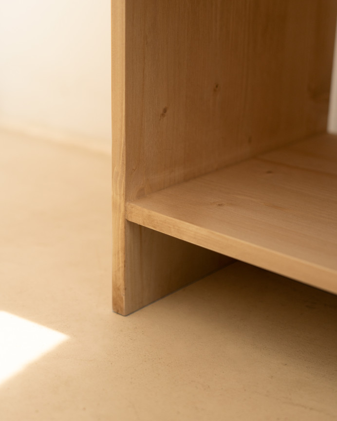 Nachttisch aus massivem Holz mit einer Schublade in mittlerem Eichenton in verschiedenen Größen.