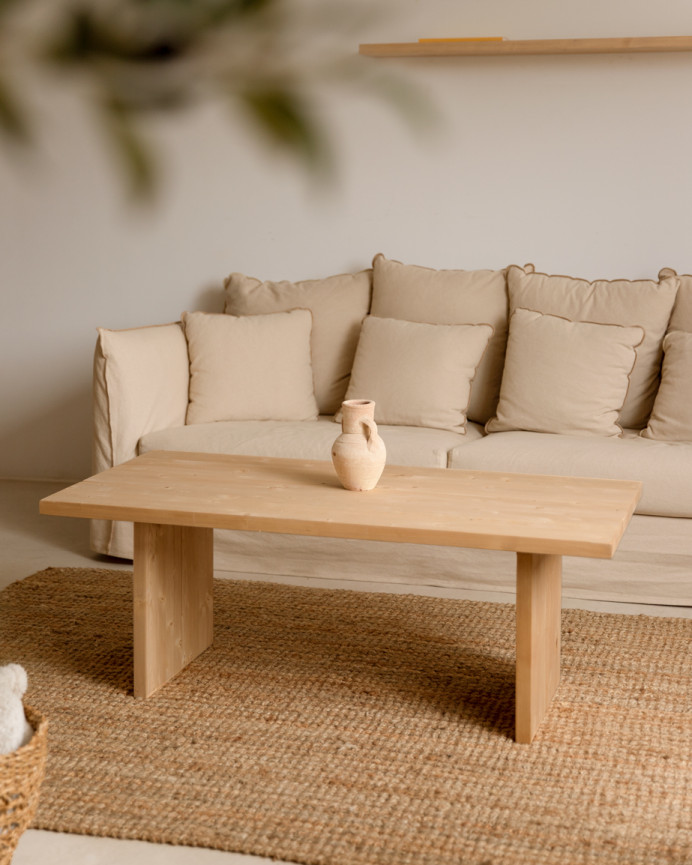 Massiver Couchtisch aus Eichenholz in mittlerem Rotton von 47x60cm.