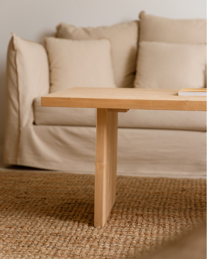 Massiver Couchtisch aus Eichenholz in mittlerem Rotton von 47x60cm.