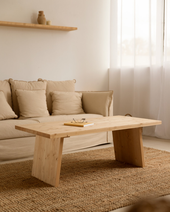 Massiver Couchtisch aus Eichenholz in mittlerem Ton von 120x60cm.