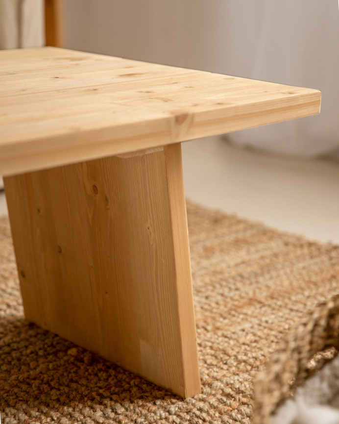 Massiver Couchtisch aus Eichenholz in mittlerem Ton von 120x60cm.