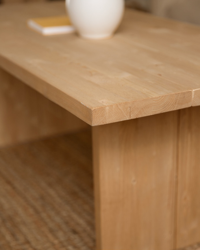 Massiver Couchtisch aus Eichenholz in mittlerem Rotton von 47x60cm.