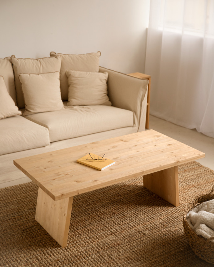 Massiver Couchtisch aus Eichenholz in mittlerem Ton von 120x60cm.