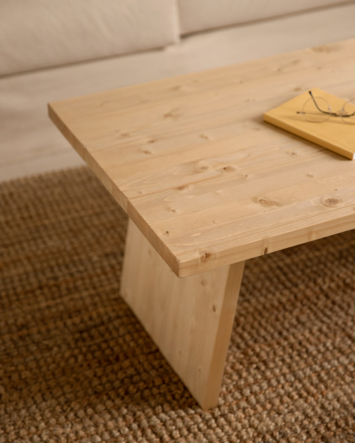 Massiver Couchtisch aus Eichenholz in mittlerem Ton von 120x60cm.