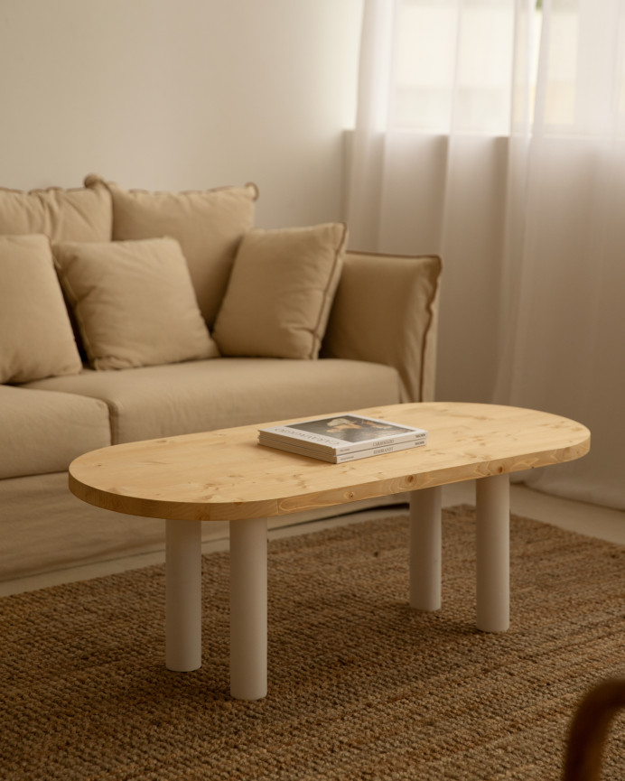 Ovaler Massivholz-Couchtisch in mittlerem Eichenholzton und weißen Beinen, 40x120 cm.