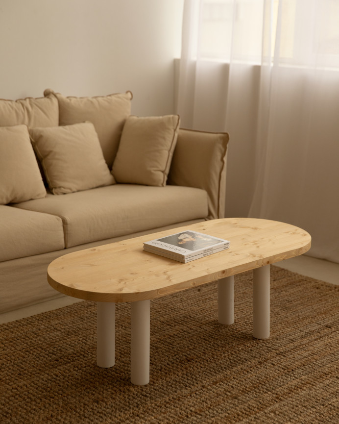 Ovaler Massivholz-Couchtisch in mittlerem Eichenholzton und weißen Beinen, 40x120 cm.